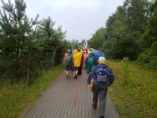 A tak wygląda tył pielgrzymki w drodze do Kuźnicy